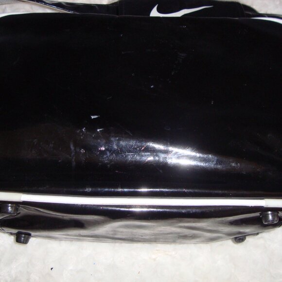 Vintage Nike Patent Leather look Black & White Messenger Gym Bag - Picture 4 of 13